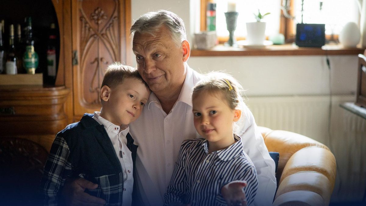 Így készül az anyák napjára Orbán Viktor