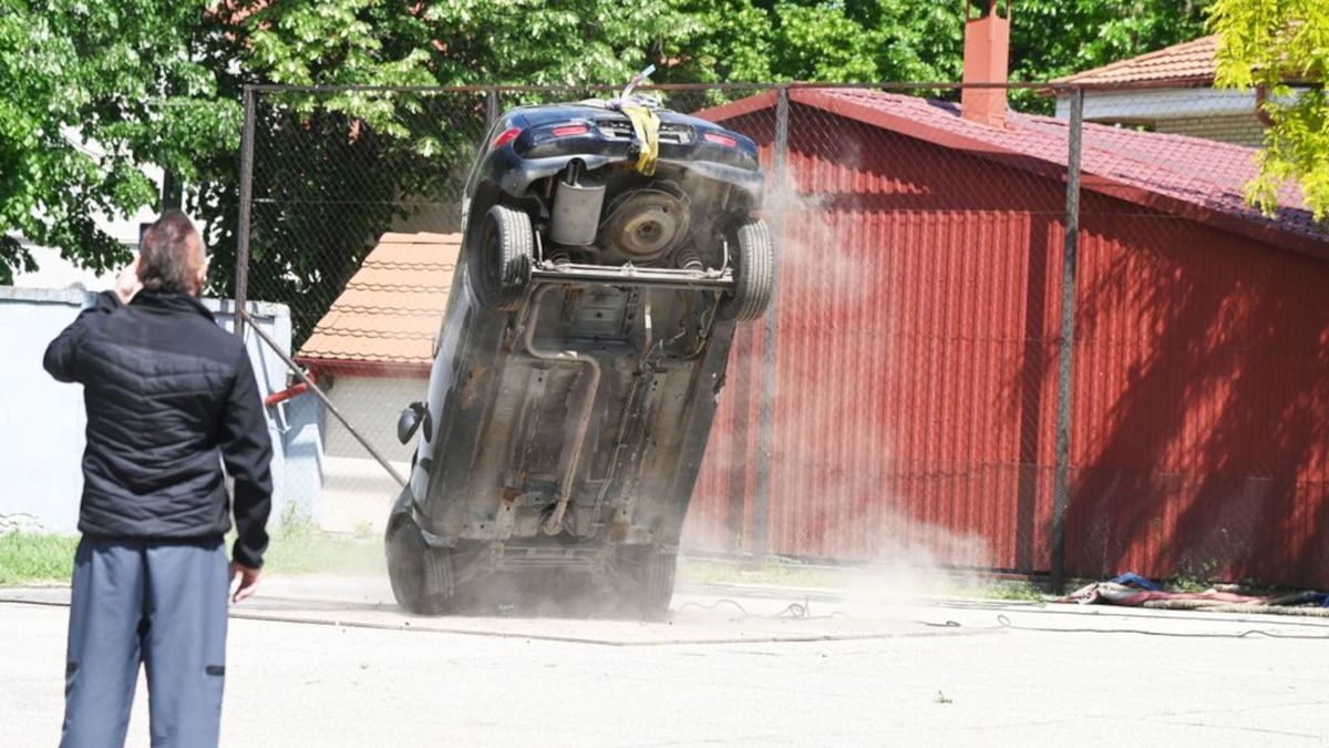 50 km/órával csapódott a betonba egy autó Szolnok belvárosában