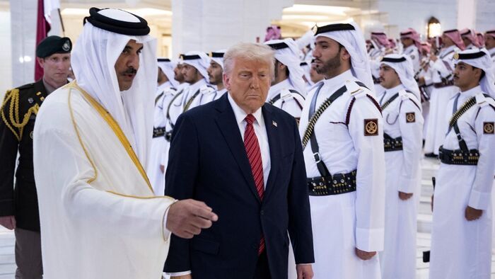 Katar emírje, Tamim bin Hamad al-Thani sejk fogadja Donald Trump amerikai elnököt a Katar fővárosában