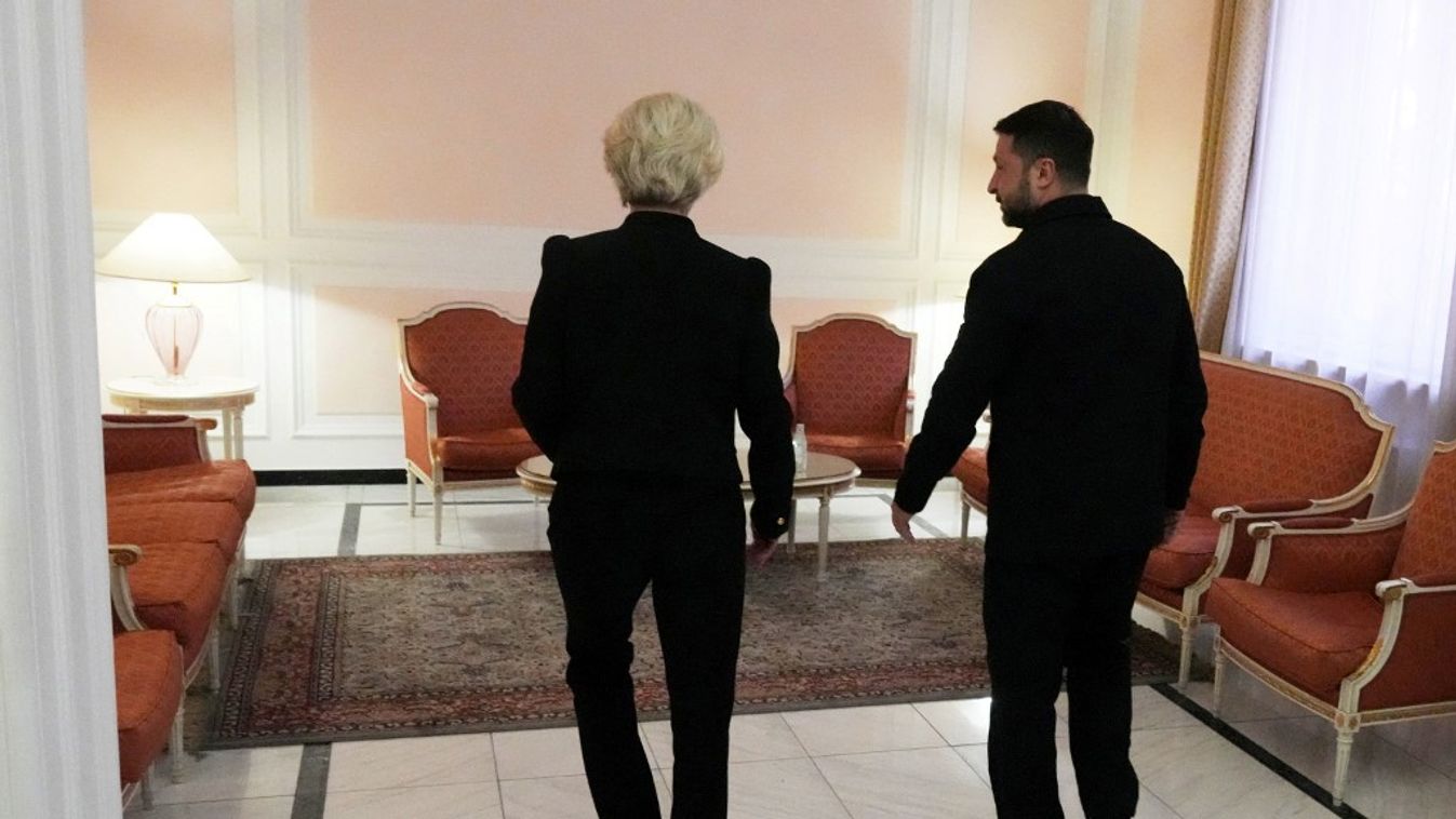 Ursula von der Leyen, az Európai Bizottság elnöke (B) sétál Volodimir Zelenszkij ukrán elnökkel (Fotó: AFP)