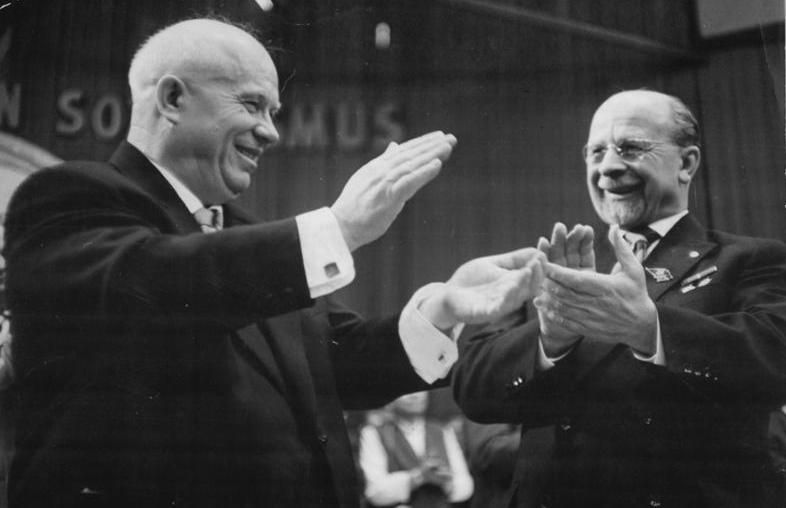 Zentralbild Kollektiv Sta-At. 16.1.1963 VI. Parteitag der SED vom 15.-21.1.1963 in der Werner-Seelenbinder-Halle in Berlin (2.Tag). UBz. Begeisterter Beifall der Delegierten und Gäste des VI. Parteitages nach der bedeutungsvollen Rede N.S. Chruschtschows. (Links): Der Erste Sekretär des ZK der KPdSU N.S. Chruschtschow und (rechts) der Erste Sekretär des ZK der SED Walter Ulbricht. (Sturm)