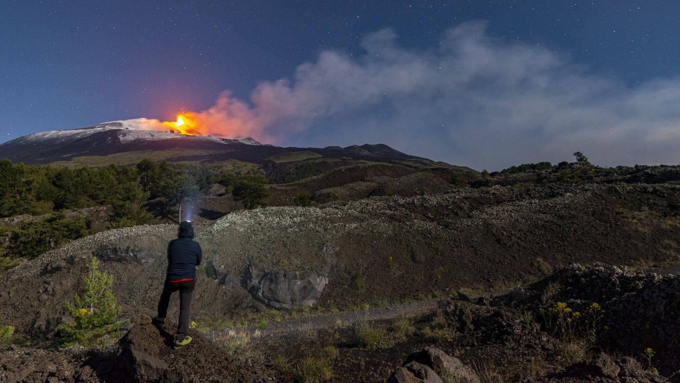 Kétszeres lávafolyam zúdult le az Etna oldalán egy éjszakai robbanás után.