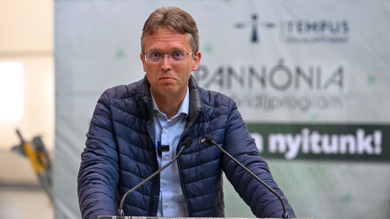 Hankó Balázs kultúráért és innovációért felelős miniszter mai ferihegyi sajtótájékoztatója a Pannónia Ösztöndíjprogramról

MTI Fotószerkesztõség
Illyés Tibor