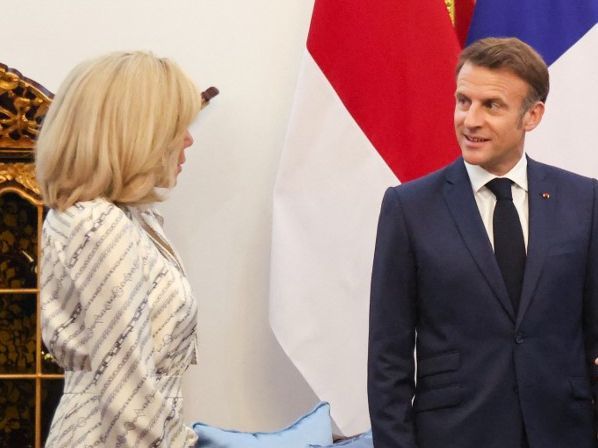 Vajon miért legyintette meg Brigitte Macront?
