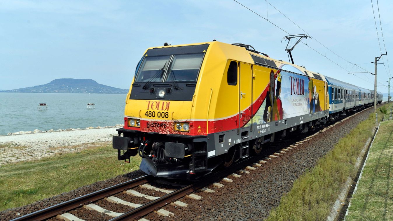 Fonyód, 2021. szeptember 16.
A Toldi animációs sorozatot népszerűsítve Toldi grafikával felmatricázott Traxx mozdony halad InterCity-vonatával Alsóbélatelepnél 2021. szeptember 16-án. Toldi Miklós legendás történetét animációs sorozat formájában kelti éle