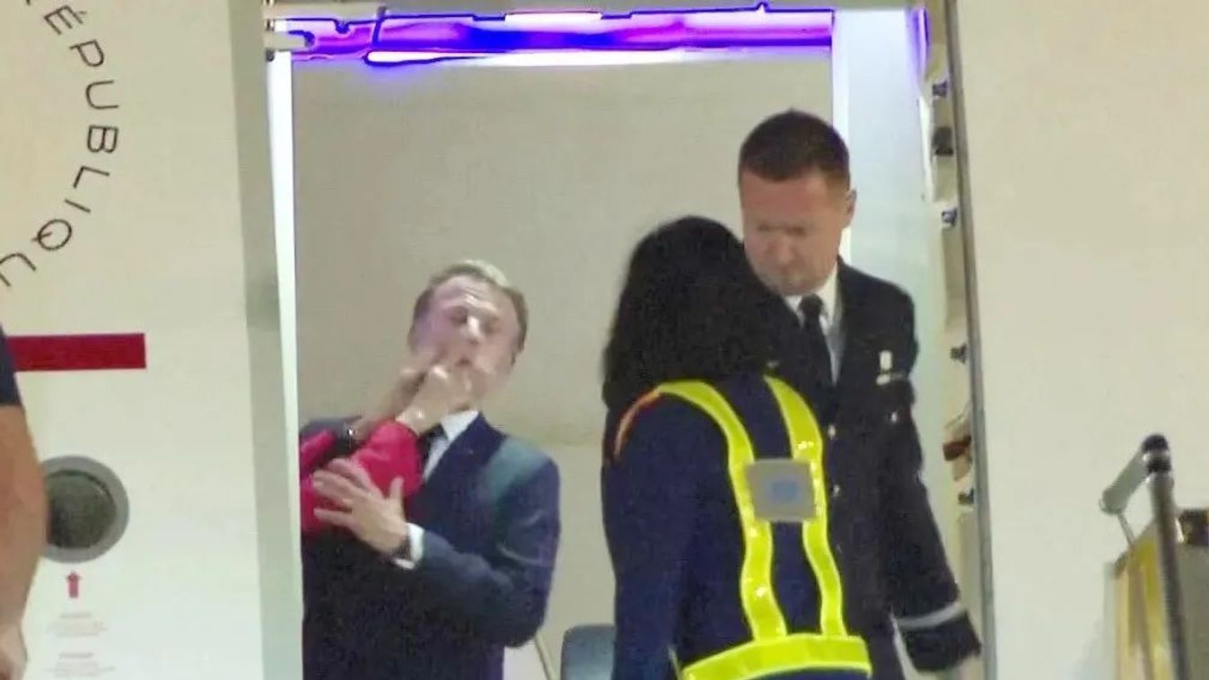 Videóra került, ahogy Brigitte Macron váratlanul arcon löki férjét a vietnámi repülőtéren. Forrás: Facebook
