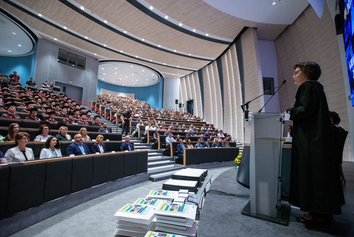 Kecskemét, 2023. július 7.
Sági Norberta oktatási rektorhelyettes beszédet mond Kecskeméten a Neumann János Egyetem diplomaátadó ünnepségén 2023. július 7-én.
MTI/Bús Csaba
