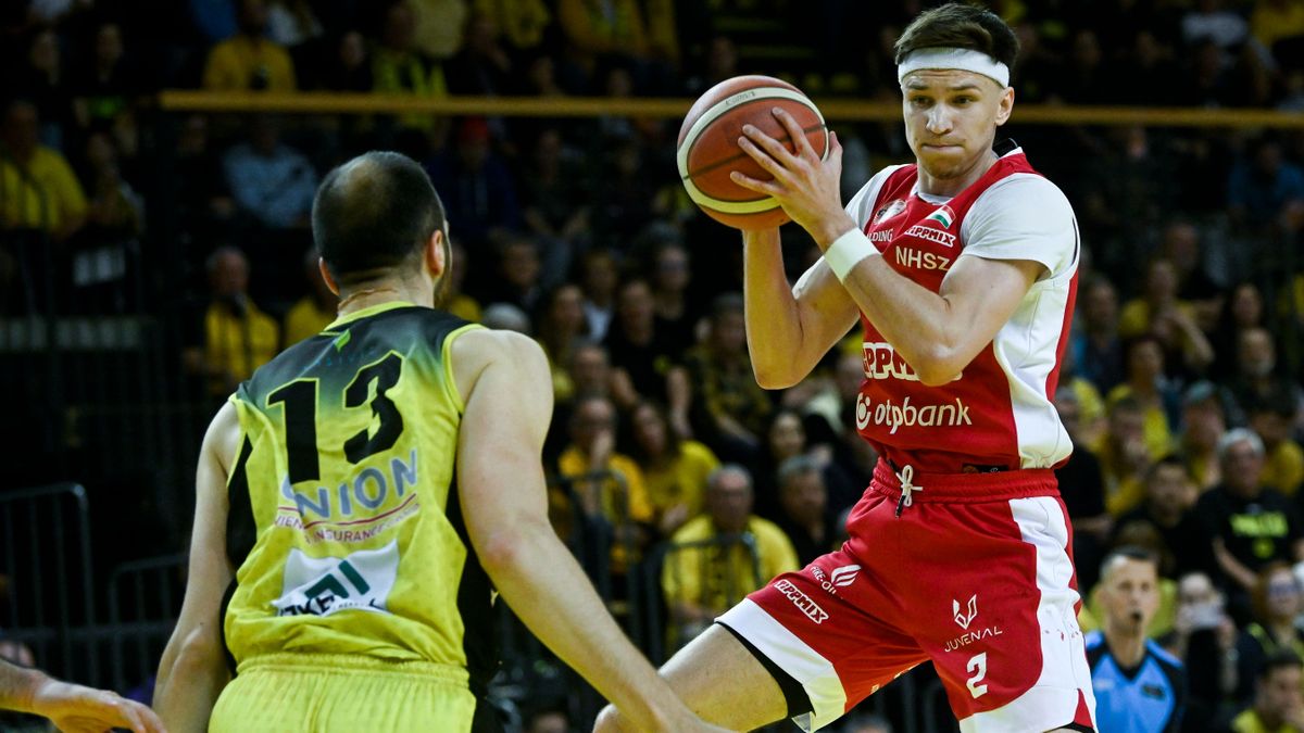 Bognár Kristóf (b), a Szombathely és Lukács Norbert, a Szolnok játékosa a férfi kosárlabda NB I döntőjében már az első negyedben összecsapott.