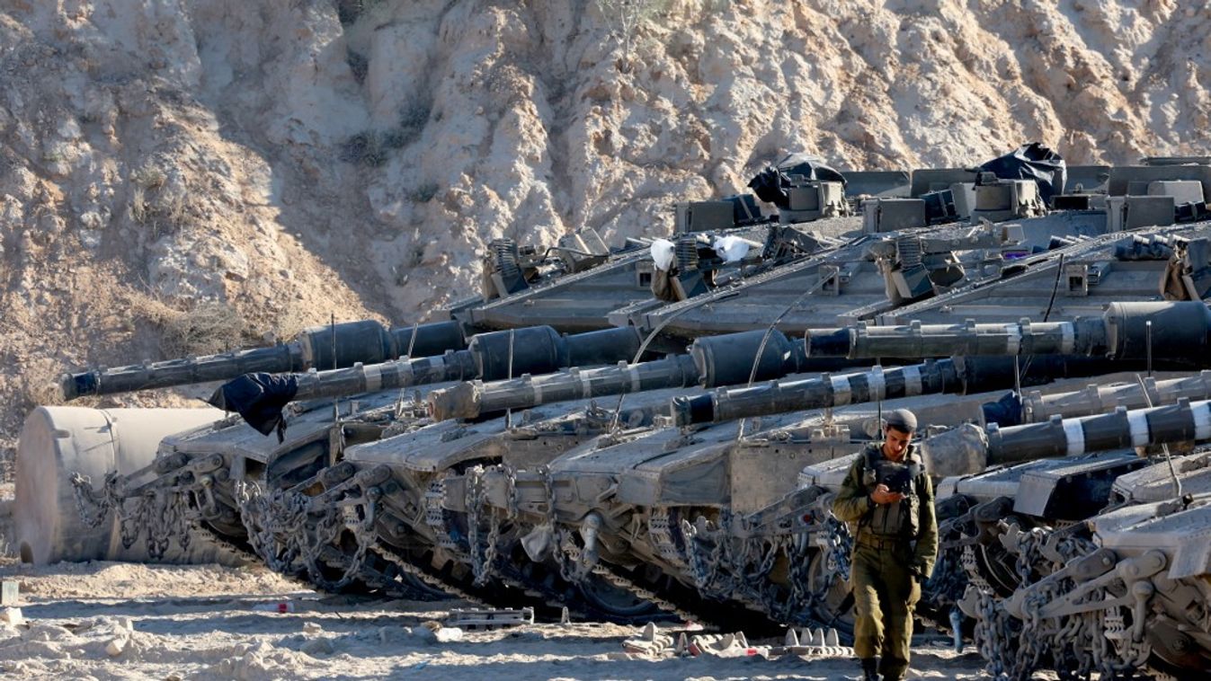 Az izraeli hadsereg tankjai elfoglalják helyüket az Izrael és a Gázai övezet közötti határon 2025. május 29-én (Fotó: AFP)