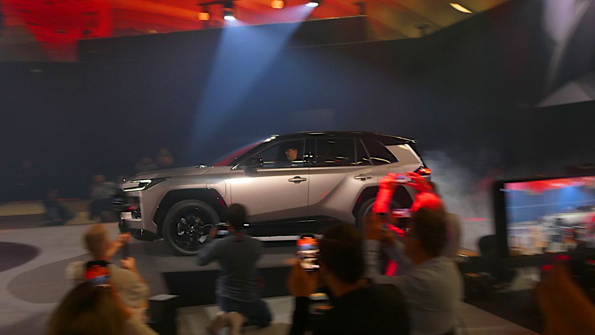 Él-lovas – határozott vonalvezetéssel jön a 6. Toyota RAV4-generáció