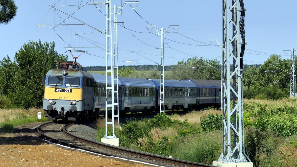 Csajág, 2021. augusztus 9.
A MÁV Start Zrt. egyik 431-es sorozatszámú, Ganz–MÁVAG-gyártmányú, elektromos meghajtású erőgéppel vontatott és InterCIty (IC) kocsikat is tartalmazó expressz vonatszerelvénye Balatonfüredről Budapest Déli pályaudvarára tart az idén villamosított vasútpályán.
MTVA/Bizományosi: Jászai Csaba 
***************************
Kedves Felhasználó!
Ez a fotó nem a Duna Médiaszolgáltató Zrt./MTI által készített és kiadott fényképfelvétel, így harmadik személy által támasztott bárminemű – különösen szerzői jogi, szomszédos jogi és személyiségi jogi – igényért a fotó szerzője/jogutódja közvetlenül maga áll helyt, az MTVA felelőssége e körben kizárt.