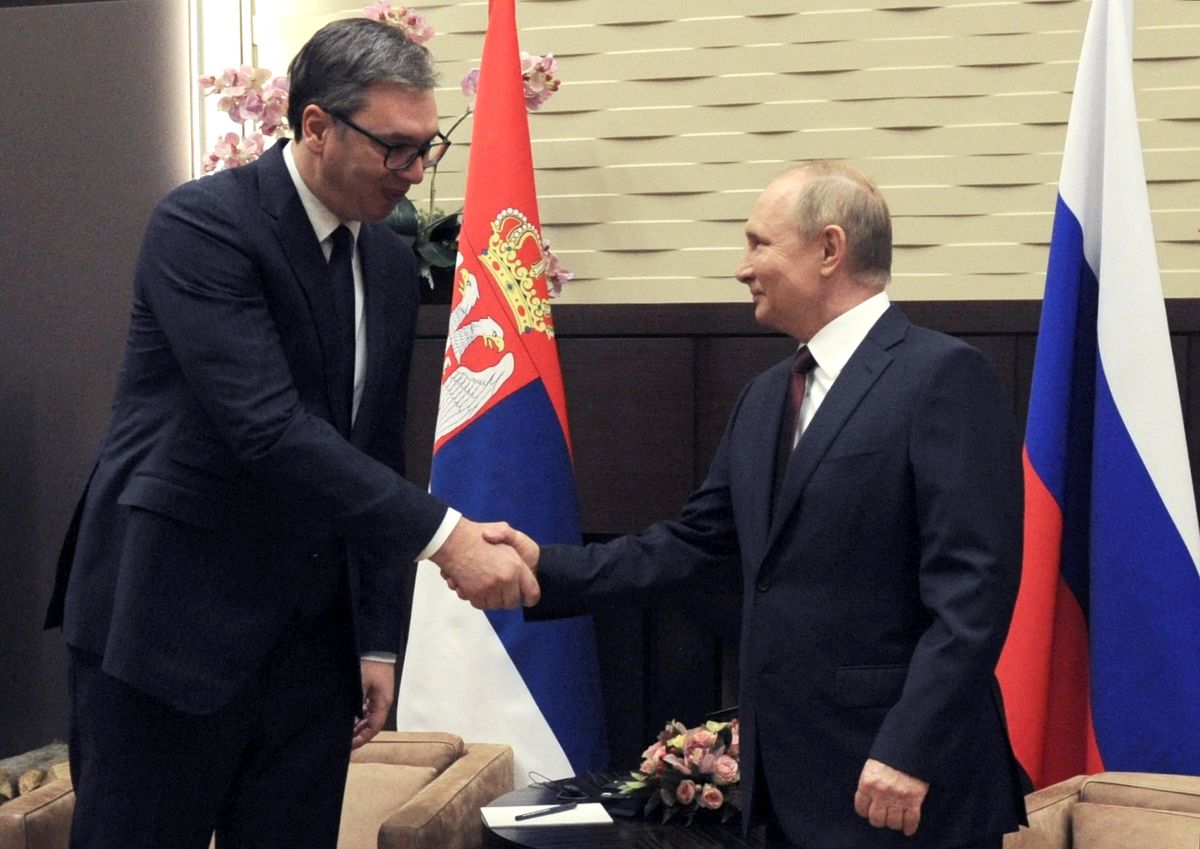 Alekszandar Vucsics és Vlagyimir Putyin korábbi találkozójukon – most a szerb elnök gépe biztonsági okokból kényszerleszállást hajtott végre Bakuban.