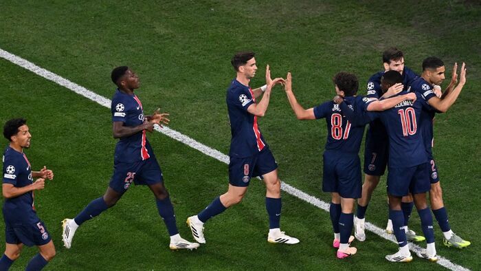 Bajnokok Ligája, BL, döntő, 2025, PSG, Inter, München, Paris Saint-Germain's Moroccan defender #02 Achraf Hakimi (R) celebrates scoring his team's first goal with team mates during the UEFA Champions League final football match between Paris Saint-Germain
