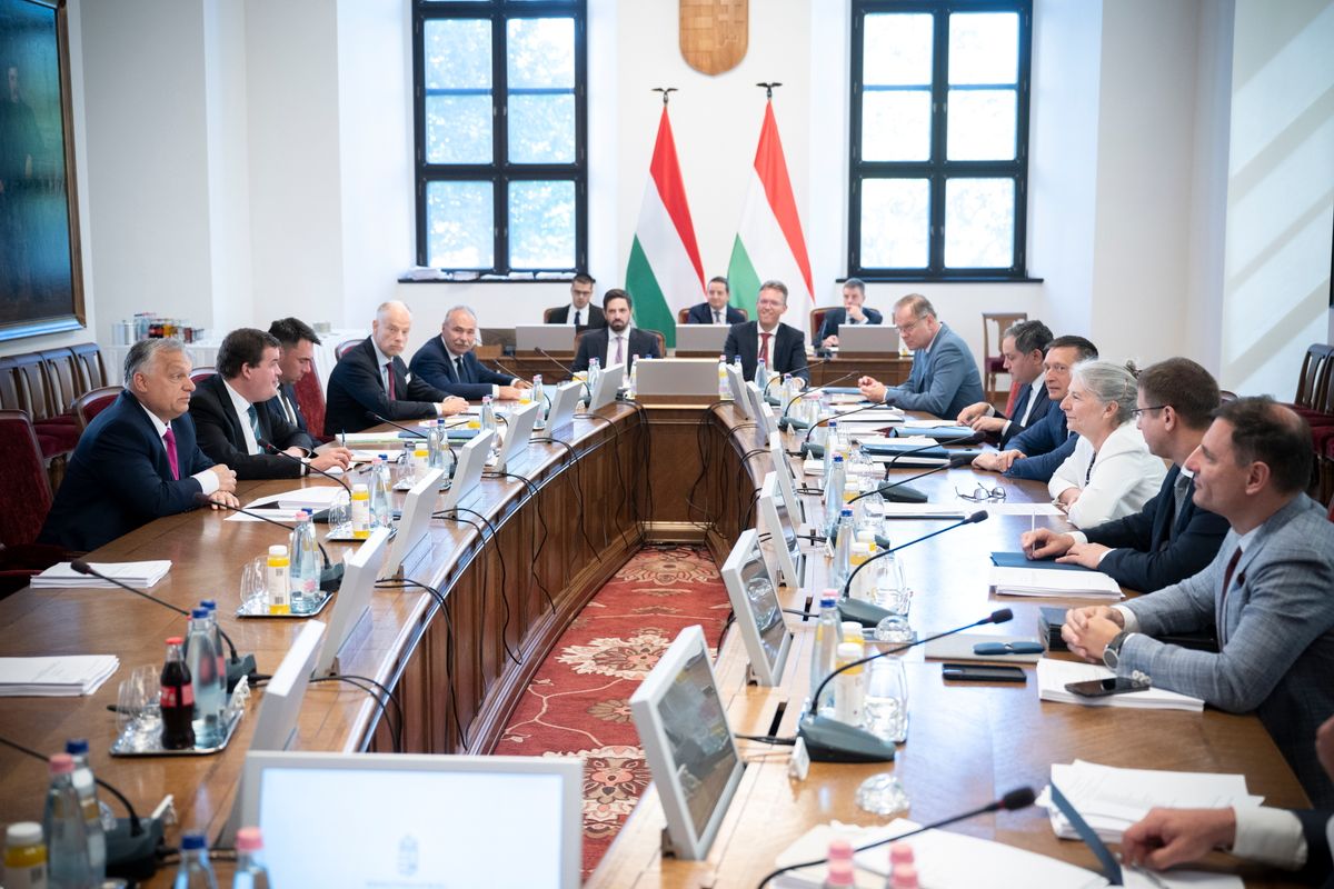 Budapest, 2024. július 3.
A Miniszterelnöki Sajtóiroda által közreadott képen Orbán Viktor miniszterelnök (b) és Thérese Blanchet, az Európai Tanács főtitkára (j3) a kormány tagjai társaságában az Európai Unió Tanácsa soros magyar elnökségének első kormányülésén a Karmelita kolostorban 2024. július 3-án. Az asztalnál balról Bordás Gábor, a Miniszterelnöki Kormányiroda közigazgatási államtitkára (b2), Bíró Marcell, a miniszterelnök nemzetbiztonsági főtanácsadója (b3), Szalay-Bobrovniczky Kristóf honvédelmi miniszter (b4) és Nagy István agrárminiszter (b5), szemben középen Magyar Levente, a Külgazdasági és Külügyminisztérium parlamenti államtitkára (b6) és Hankó Balázs kultúráért és innovációért felelős miniszter (b7), jobbról Navracsics Tibor közigazgatási és területfejlesztési miniszter (j6), Nagy Márton nemzetgazdasági miniszter (j5), Rogán Antal, a Miniszterelnöki Kabinetirodát vezető miniszter (j4), Gulyás Gergely Miniszterelnökséget vezető miniszter (j2) és Tuzson Bence igazságügyi miniszter (j).
MTI/Miniszterelnöki Sajtóiroda/Benko Vivien Cher