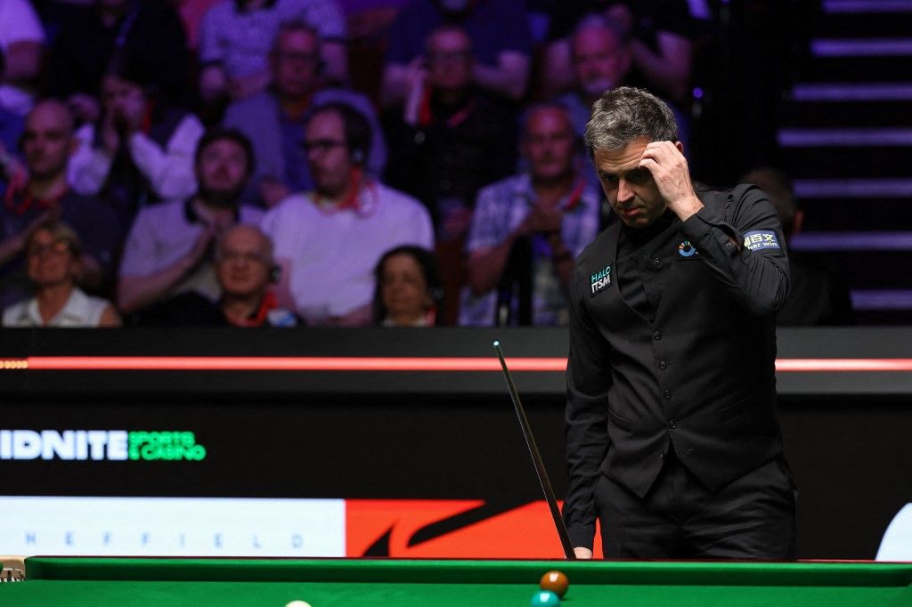 (250503) -- SHEFFIELD, May 3, 2025 (Xinhua) -- Ronnie O'Sullivan ponders during the semifinal match between Ronnie O'Sullivan of England and Zhao Xintong of China at World Snooker Championship 2025 in Sheffield, Britain, May 2, 2025. (Photo by Zhai Zheng/Xinhua) (Photo by Zhai Zheng / XINHUA / Xinhua via AFP)