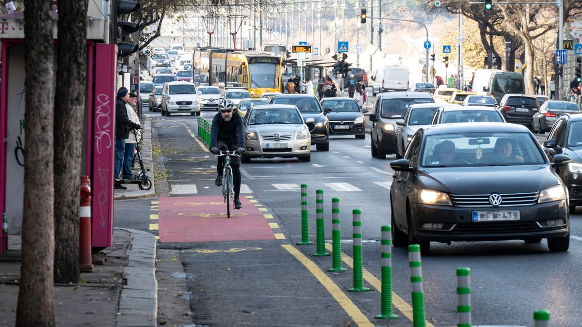 Budapest, 2023. november 29.
Kerékpárút a Szent István körúton 2023. november 29-én. Biztonságosabb lett a kerékpáros közlekedés a Margit híd és a Nyugati pályaudvar között a Szent István körúton, körbeért a nagykörúti kerékpáros útvonal a Margit híd budai hídfője és Újbuda-központ között - közölte a Budapesti Közlekedési Központ (BKK).
MTI/Szigetváry Zsolt