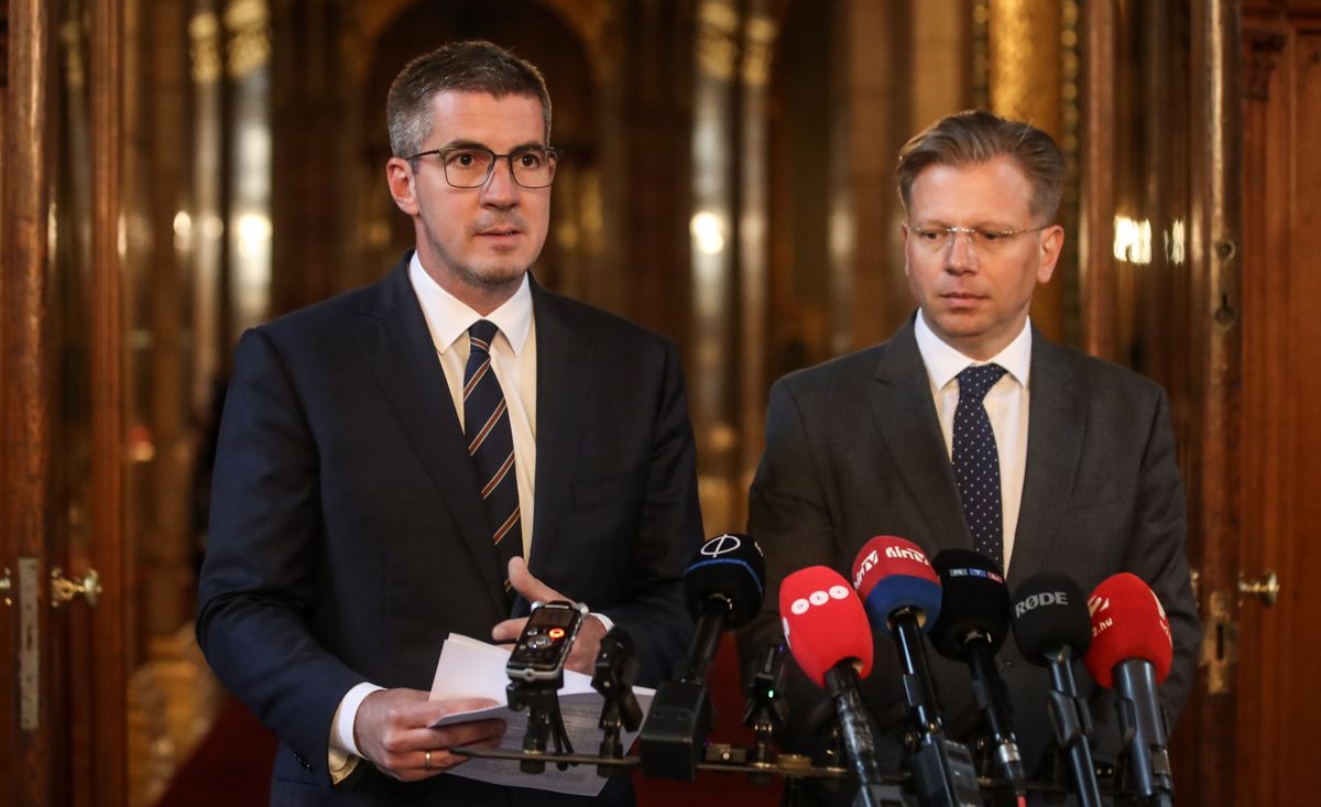 Kocsis Máté, a Fidesz frakcióvezetője és Barthel-Rúzsa Zsolt, a Katonai Nemzetbiztonsági Szolgálat (KNBSZ) irányításáért felelős államtitkár közös sajtótájékoztatót tart a Nemzetbiztonsági Bizottság ülését követően
