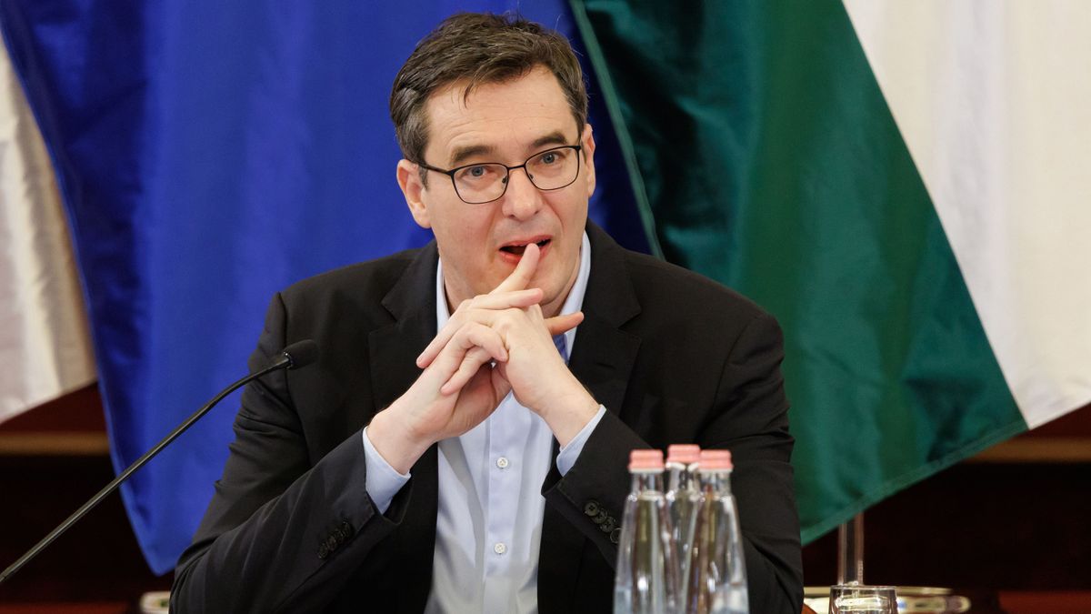 Karácsonynak nehéz hete van, Gyurcsány után bukja a guruló dollárjait is