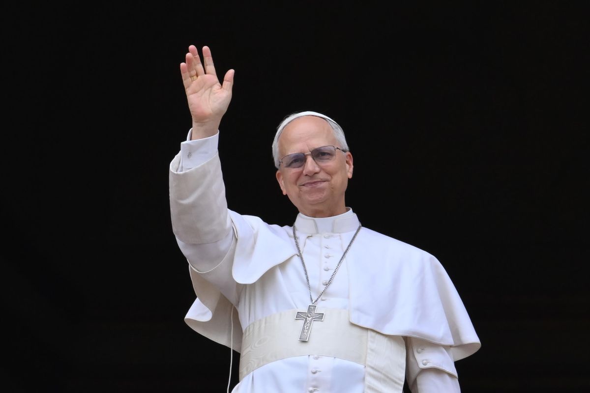 Vatikánváros, 2025. május 11.
XIV. Leó pápa a megválasztását követő első Regina coeli (Mennyek Királynője) imádságot mondja a vatikáni Szent Péter-bazilika erkélyéről 2025. május 11-én.
MTI/EPA-ANSA/Alessandro Di Meo