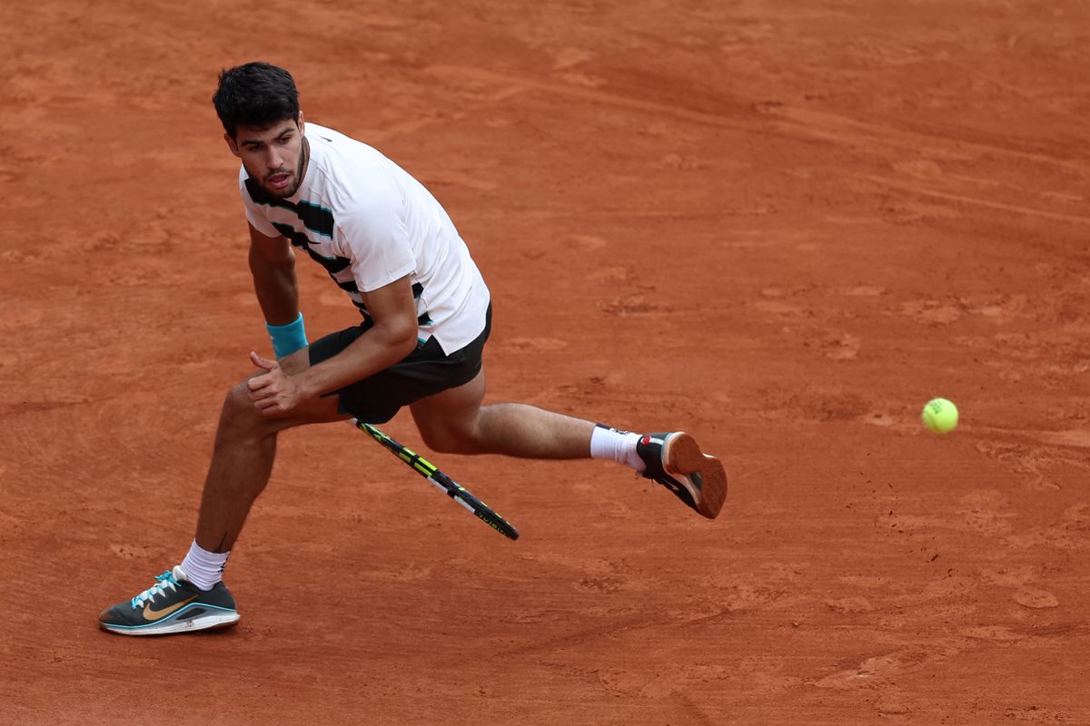 Carlos Alcaraz látványos játéka eredményes is, a Roland Garros címvédőjeként a második fordulóban Marozsán Fábián ellen játszik