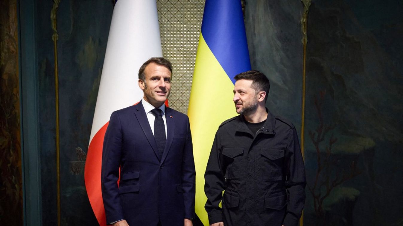 Volodimir Zelenszkij ukrán elnök (jobbra) és Emmanuel Macron francia elnök (Fotó: AFP)