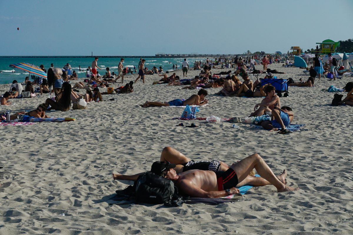 Rengetegen voltak Miamiban, amikor süllyedni kezdett a luxusjacht