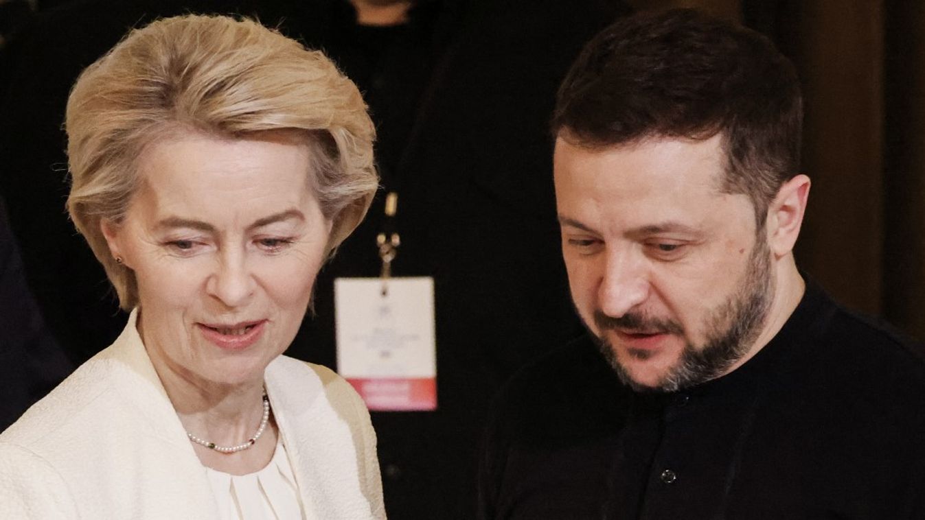 Ursula Von der Leyen, az Európai Bizottság elnöke (B) beszélget Volodimir Zelenszkij ukrán elnökkel (Fotó: AFP)