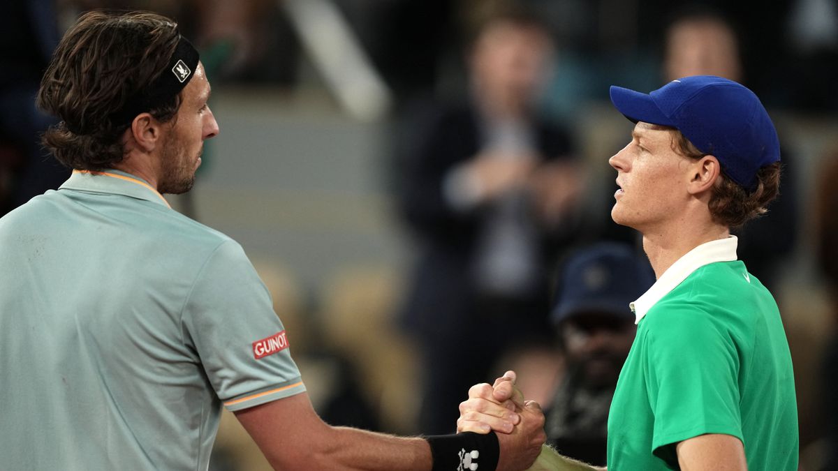 Sinner kényes helyzetben, Fucsovics ellenfelén nőtt a nyomás a Roland Garros szenzációjával