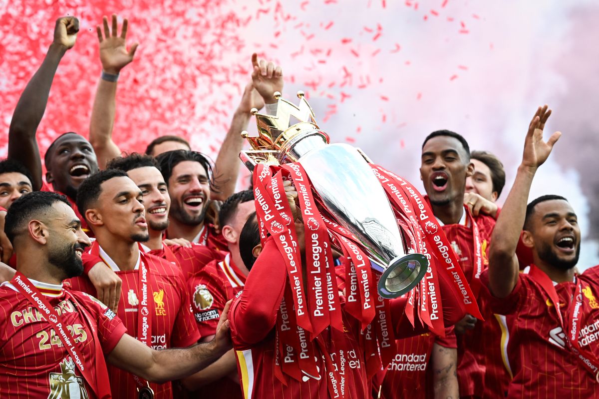 Szoboszlai Dominik a Liverpool játékosai körében ünnepel, a Premier League-aranyérmek és a trófea is a központban