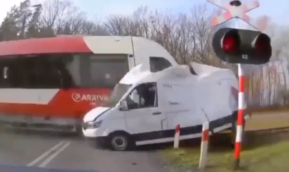 A baleset helyszínéül szolgáló kereszteződésnél sem sorompó, sem fizikai akadály nem volt.