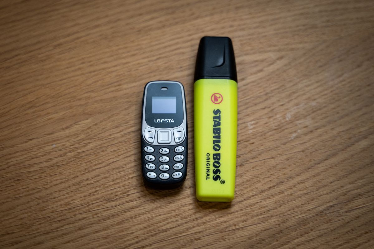 Franciaország börtöneiben mini mobiltelefonok tucatjait foglalták le