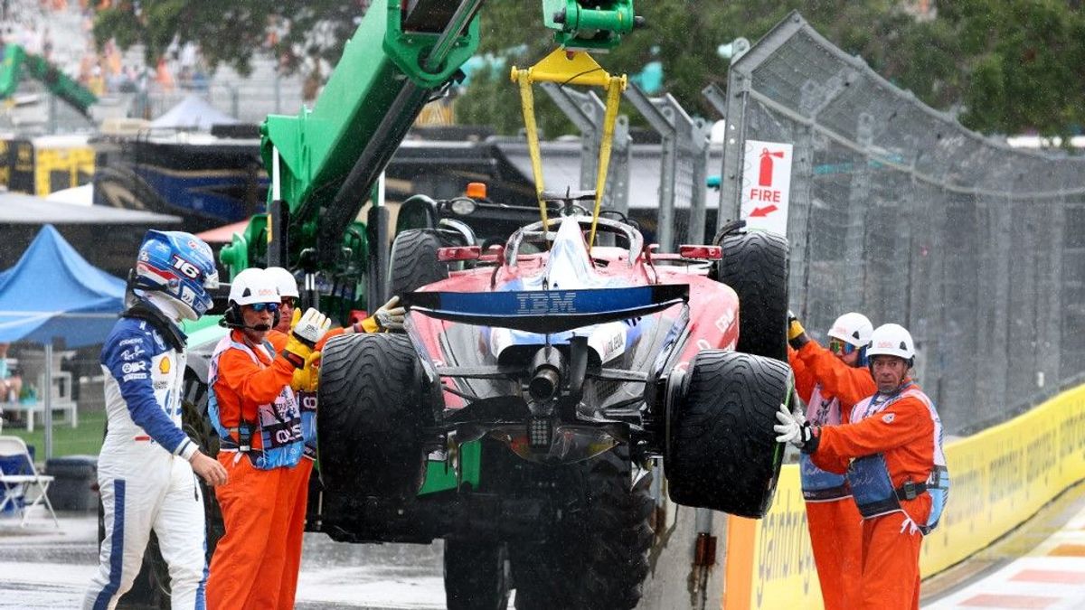Káosz a Forma–1-es sprintfutamon, egy Ferrari már a rajt előtt összetört