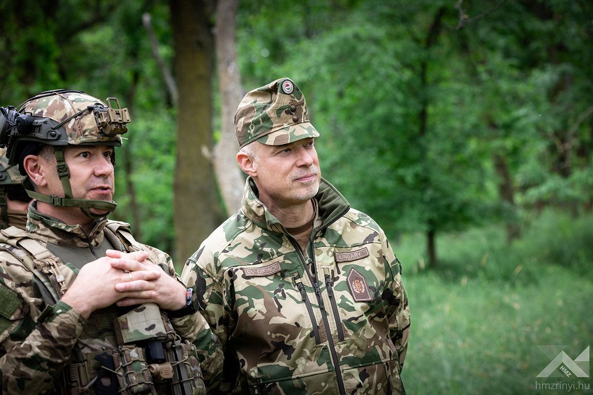 Böröndi Gábor vezérezredes és Szalay-Bobrovnoczky Kristóf honvédelmi miniszter Szolnokon (Forrás: Honvédelem.hu)