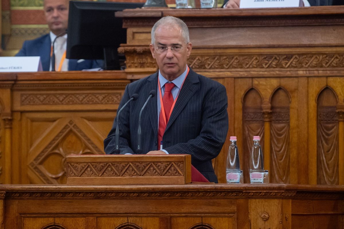 Budapest, 2024. szeptember 9.
Kósa Lajos, az Országgyűlés honvédelmi és rendészeti bizottságának fideszes elnöke beszédet mond a közös kül- és biztonságpolitika (KKBP), valamint a közös biztonság- és védelempolitika (KBVP) parlamenti ellenőrzéséért felelős parlamentközi konferencián az Országházban, a Főrendiházi ülésteremben 2024. szeptember 9-én.
MTI/Balogh Zoltán