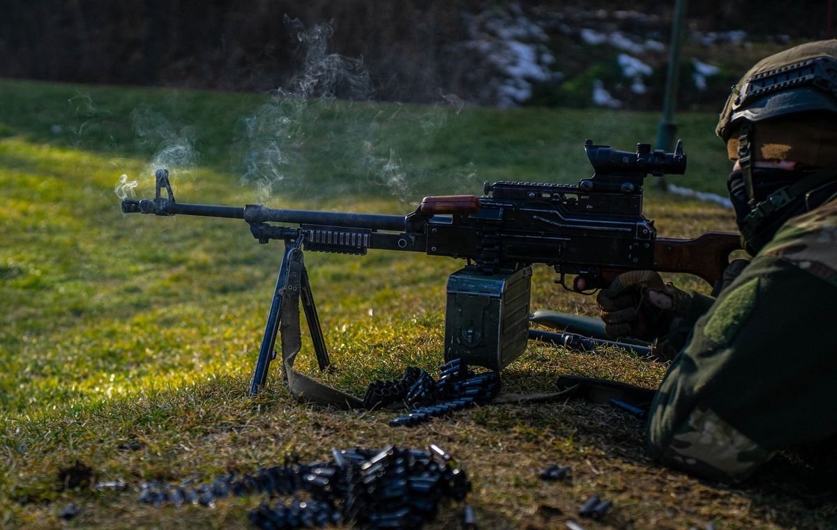 A honvédség katonája egy PKM típusű géppuskával tüzel lőgyakorlaton (Forrás: Honvédelem.hu)