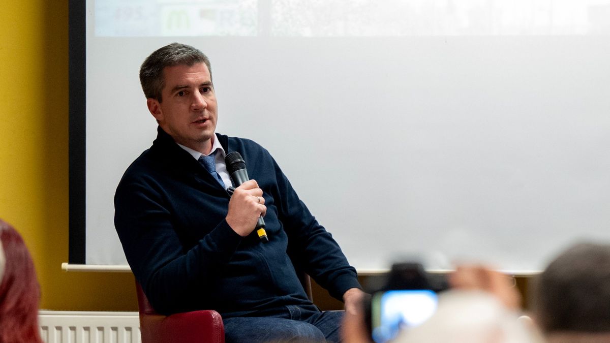 Csorna, 2024. december 3.
Kocsis Máté, a Fidesz parlamenti frakcióvezetője (b) beszél a Magyarország meg tudja csinálni! elnevezésű nemzeti konzultációval kapcsolatos országjáráson a csornai Arany János Egységes Gyógypedagógiai Módszertani Intézményben rendezett lakossági fórumon 2024. december 3-án. Mellette Gyopáros Alpár, a térség fideszes országgyűlési képviselője, a Miniszterelnökség modern települések fejlesztéséért felelős kormánybiztosa.
MTI/Krizsán Csaba