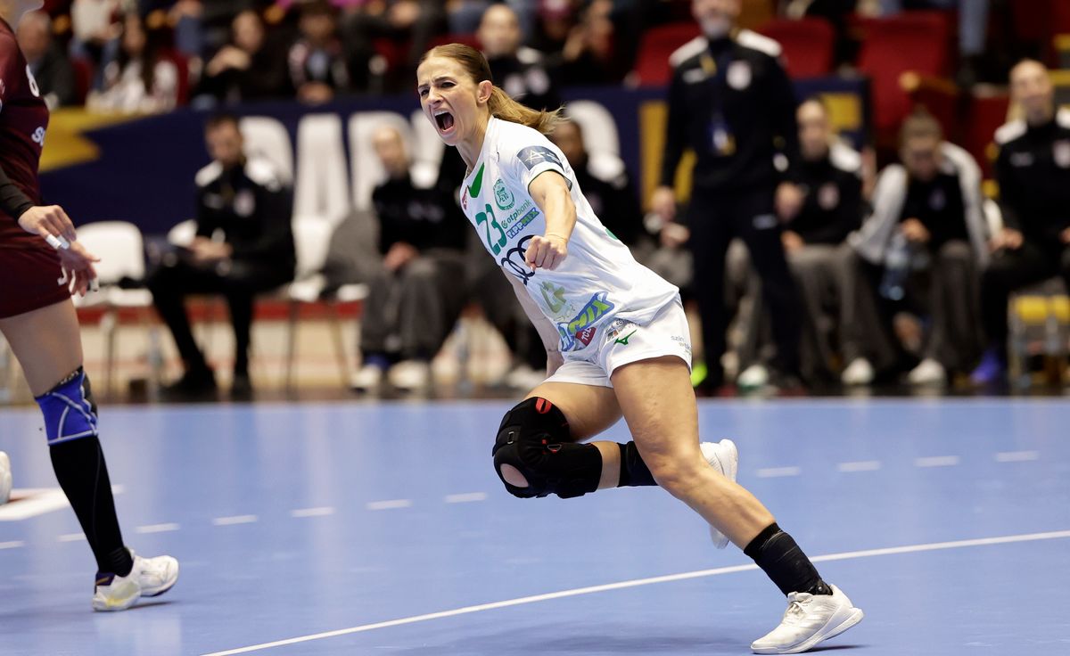 Bukarest, 2024. november 17.
Fodor Csenge Réka, a Győr játékosa a női kézilabda Bajnokok Ligája csoportkörében, a B csoport nyolcadik fordulójában játszott Rapid Bucuresti-Győri Audi ETO KC mérkőzésen Bukarestben 2024. november 17-én.
MTI/EPA/Robert Ghement