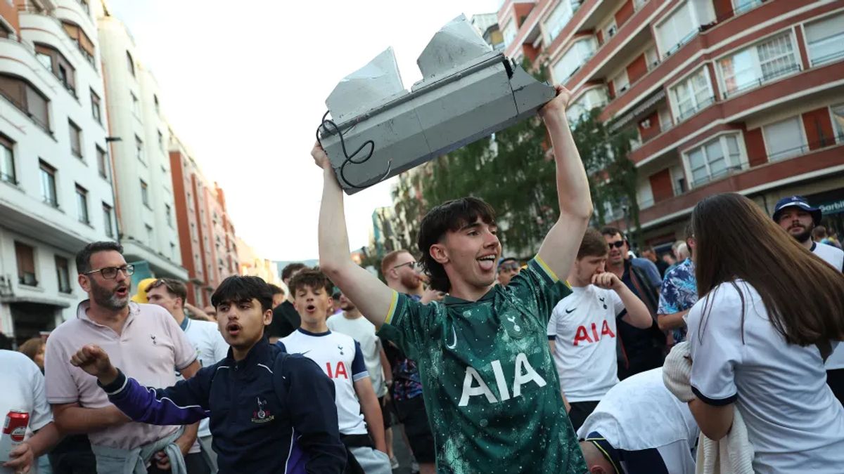 Kitört a háború, brutális utcai bunyó a Tottenham–MU El-döntő előtt + videó