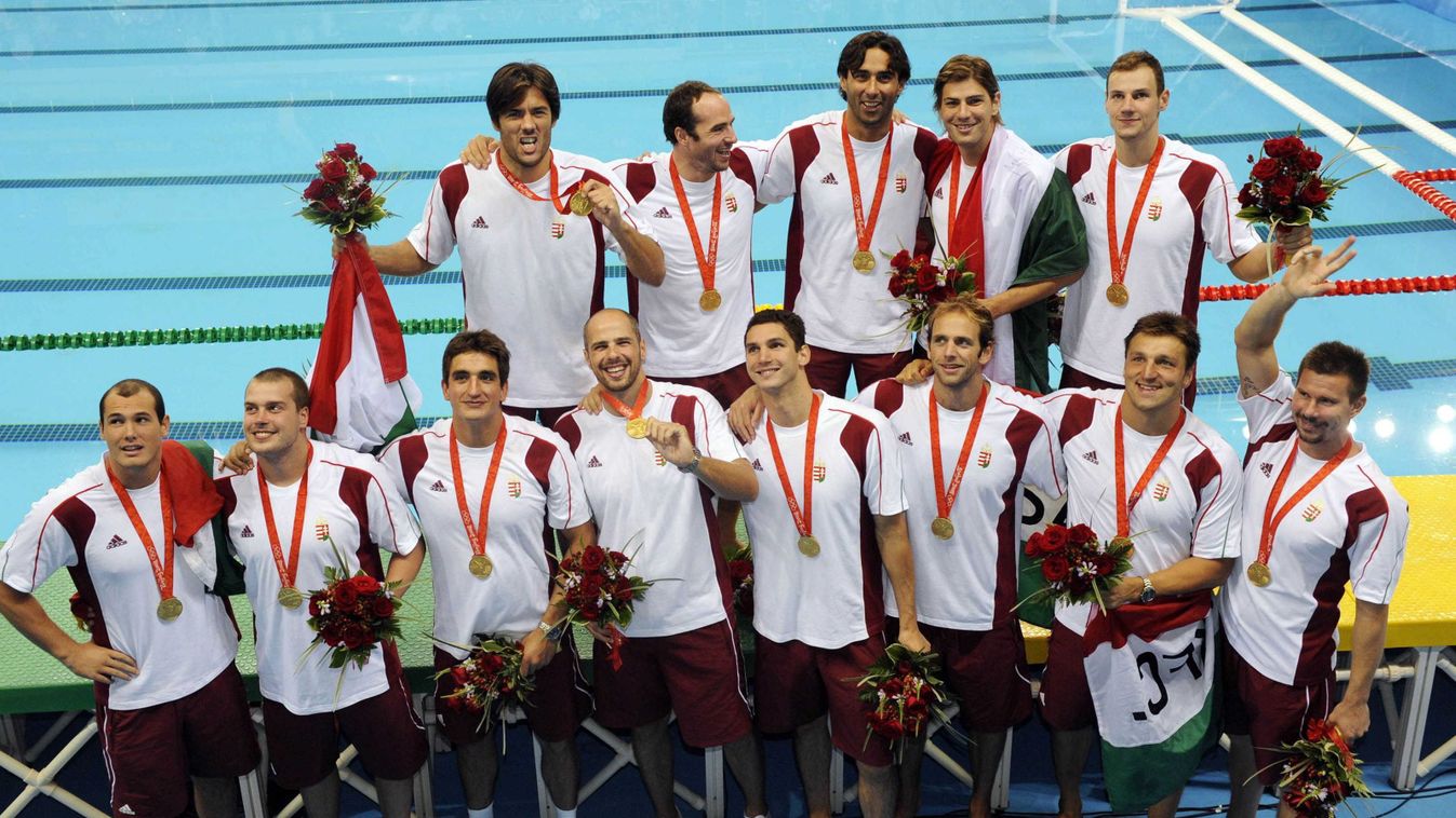 Kiss Gergely Peking, 2008. augusztus 24.
Az olimpiai aranyérmes magyar vízilabda válogatott az eredményhirdetésen 2008. augusztus 24-én, a pekingi olimpia zárónapján. A magyar csapat 14-10-re nyert az amerikaiak ellen. A sportág történetében másodszor for