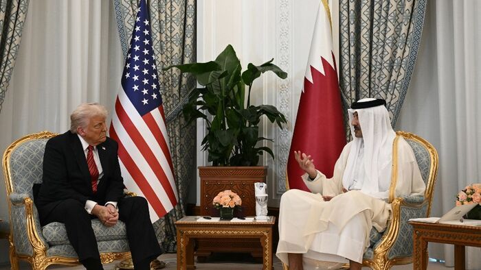 Katar emírje, Tamim bin Hamad al-Thani sejk találkozik Donald Trump amerikai elnökkel a katari fővárosban, Dohában 2025. május 14-én.