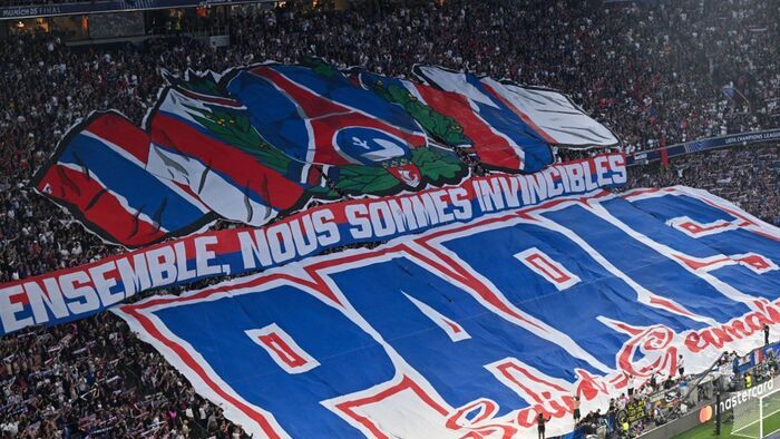Bajnokok Ligája, BL, döntő, 2025, PSG, Inter, München, 31 May 2025, Bavaria, Munich: Soccer: Champions League, Paris Saint-Germain - Inter Milan, knockout round, final, Munich Football Arena, PSG fans make a choreography before the game with the slogan "T