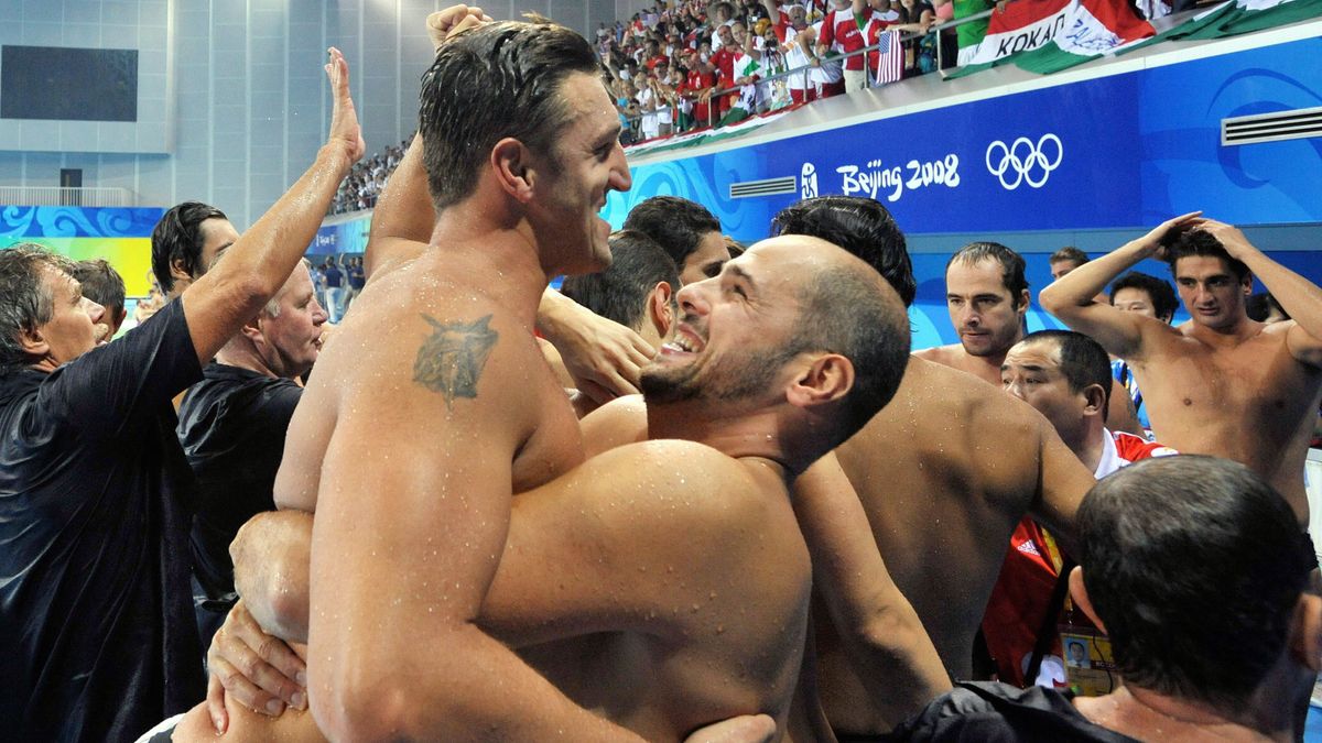 Peking, 2008. augusztus 24.Kiss Gergely (b) és Gergely István ünnepel a Jingtung uszodában, miután a magyar férfi vízilabda-válogatott a döntõben 14:10-re gyõzött az Egyesült Államok csapata ellen, és ezzel megszerezte az aranyérmet a XXIX. Nyári Olimpiai Játékokon. MTI Fotó: Koszticsák Szilárd