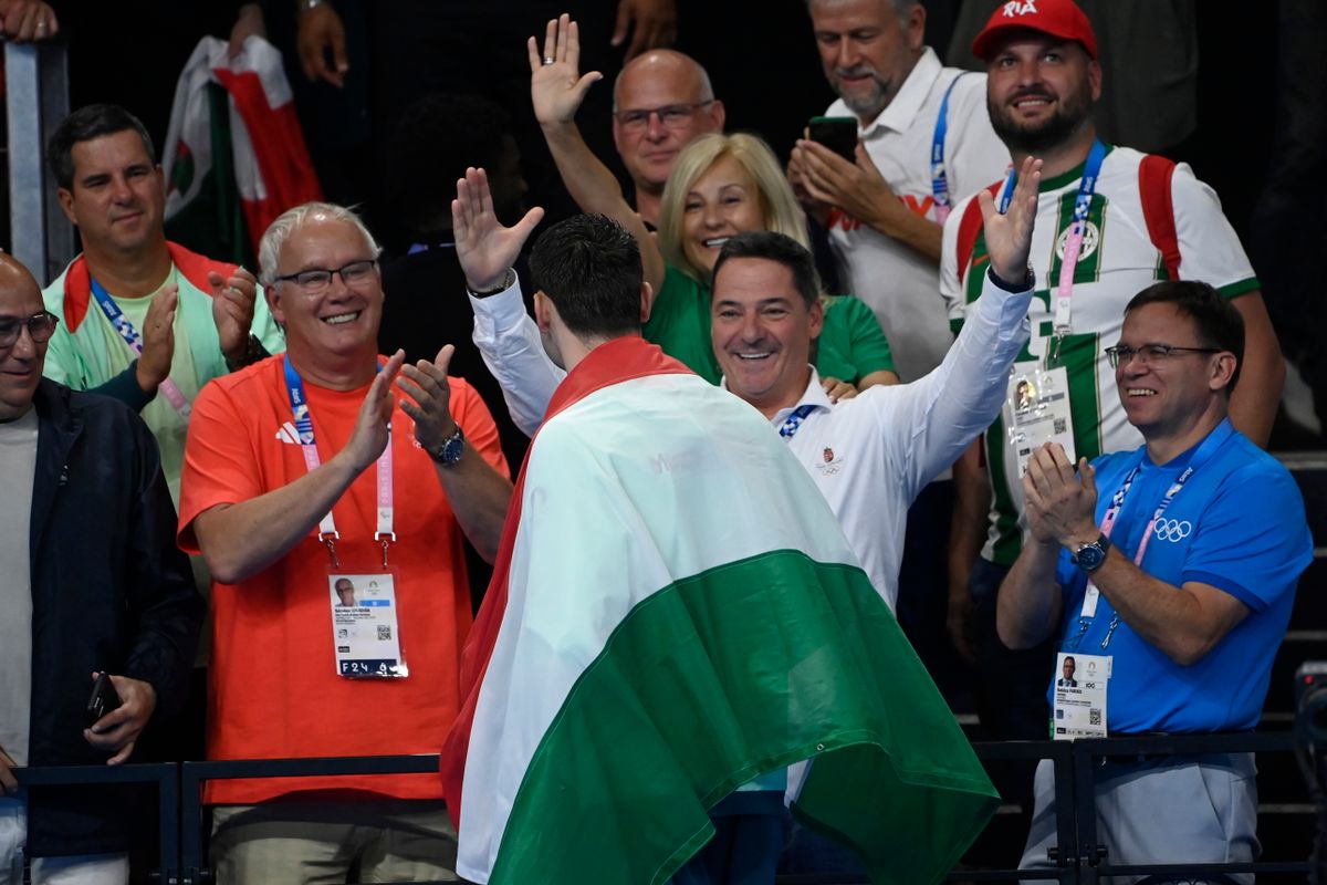 Wladár Sándor tapsol Milák Kristóf olimpiai győzelmének tavaly Párizsban