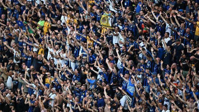 Bajnokok Ligája, BL, döntő, 2025, PSG, Inter, München, MUNICH, GERMANY - MAY 31: Inter Milan supporters cheer from the stands ahead of the UEFA Champions League final match between Paris Saint-Germain (PSG) and Inter at Munich Football Arena in Munich, Ge