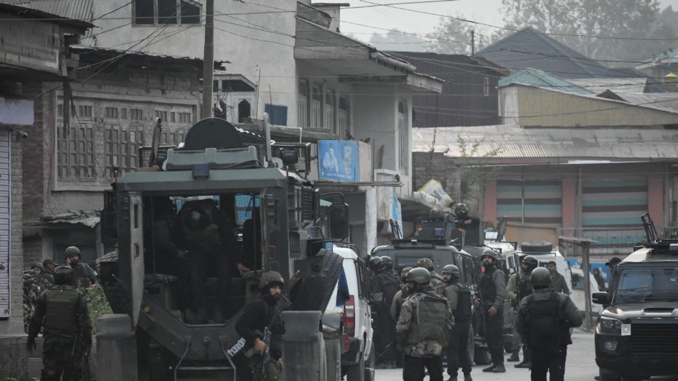 Biztonsági erők járőröznek az utcán ott, ahol állítólag ismeretlen vadászgép zuhant le, amikor India csapásokat hajtott végre Pakisztánban (Fotó: AFP)
