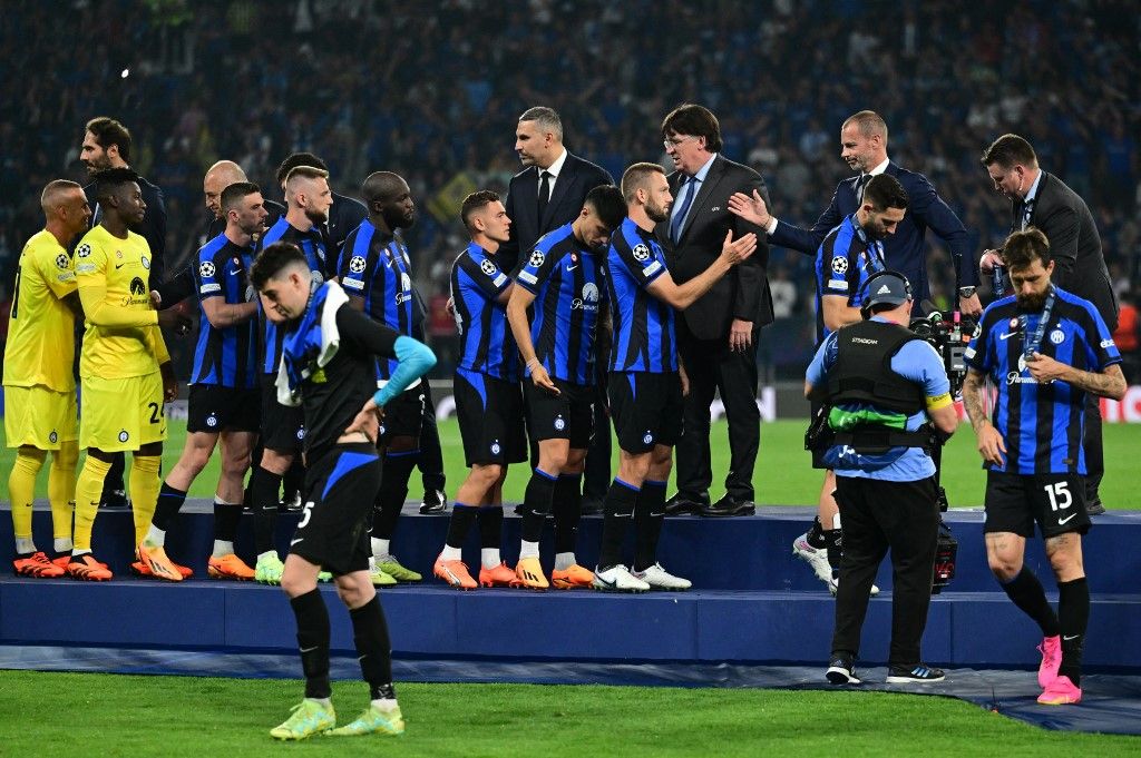 Bajnokok Ligája, PSG, BL-döntő, Inter, Internazionale, BL, Bajnokok Ligája, döntő, ISTANBUL, TURKIYE - JUNE 11: Players of Internazionale receive medals after the UEFA Champions League final football match between Inter Milan and Manchester City at the Ataturk Olympic Stadium in Istanbul, on June 11, 2023. Manchester City defeated Inter 1-0 to win the 2023 UEFA Champions League title on Saturday. Serhat Cagdas / Anadolu Agency (Photo by Serhat Cagdas / ANADOLU AGENCY / Anadolu via AFP)