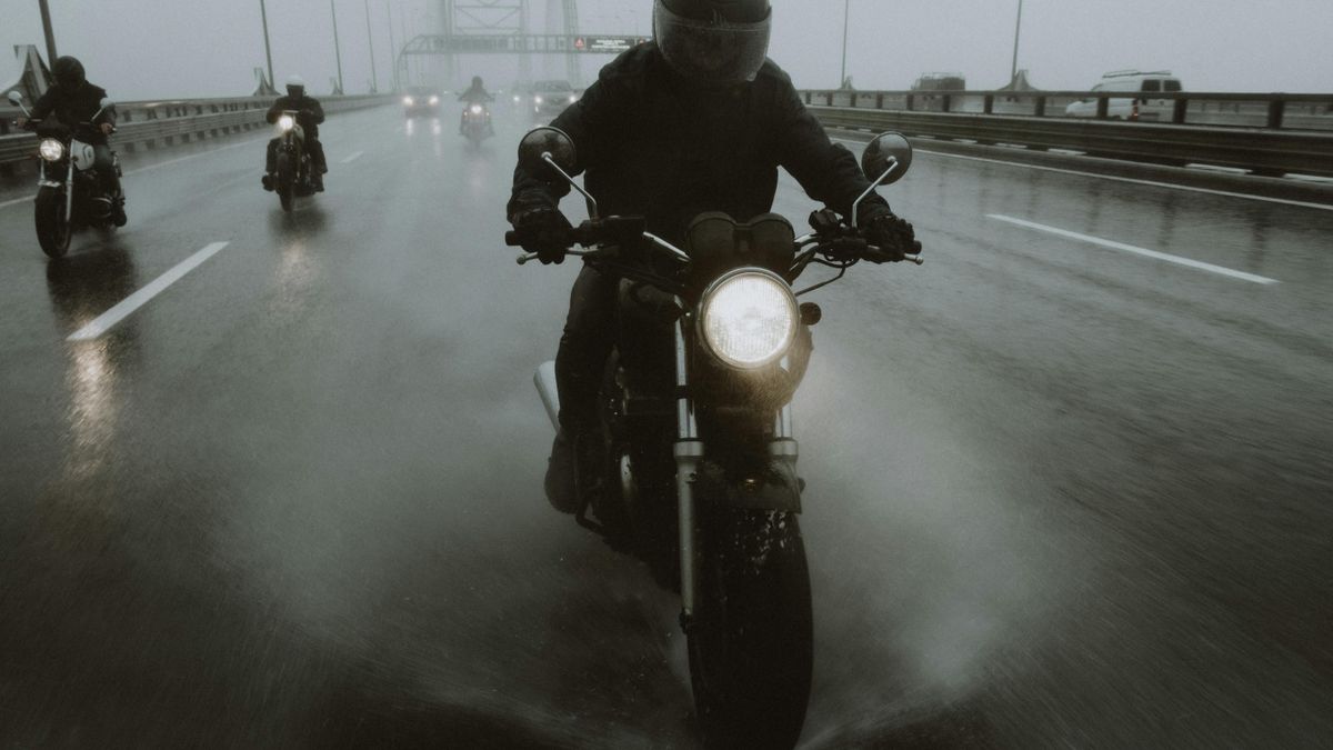 Szokatlan körülmények között halt meg egy motoros a belvárosban