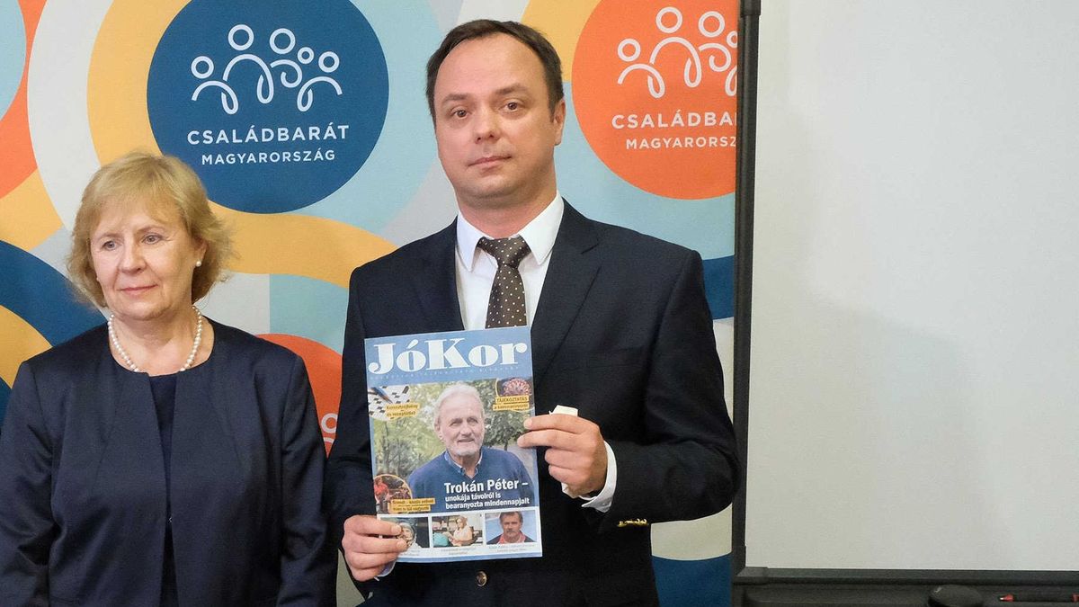 Budapest, 2020. június 16.
A csalad.hu által közzétett képen Mészáros József, a Magyar Államkincstár elnöke, Novák Katalin, az Emberi Erőforrások Minisztériumának (Emmi) család- és ifjúságügyért felelős államtitkára, Hulák Zsuzsa, az Idősek Tanácsának tagja és Nyitrai Zsolt kiemelt társadalmi ügyekért felelős miniszterelnöki megbízott a Jókor című, nyugdíjasoknak szóló tájékoztató magazin bemutatóján az Emmi Szalay utcai épületében 2020. június 16-án.
MTI/csalad.hu/Förster Tamás