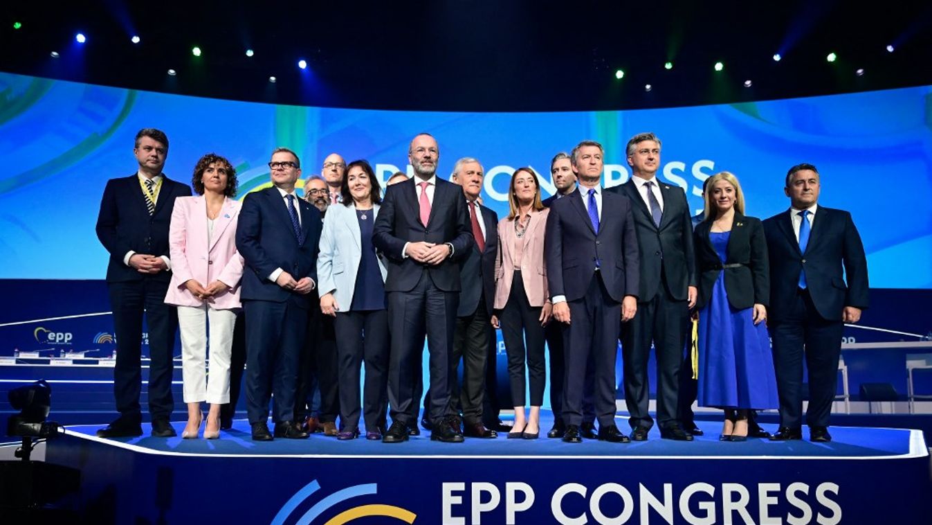Manfred Weber (5B), az Európai Néppárt (EPP) elnöke áll a párt más tagjaival a párt kongresszusán Valenciában 2025. április 30-án (Fotó: AFP)