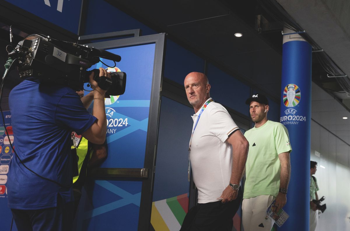 20240618 Németország Stuttgart
Labdarúgás Euro2024 EB Európa Bajnokság
Labdarúgó Európa Bajnokság Németországban
Foci EB
Pályabejárás
Fotó: Mirkó István MI
Magyar Nemzet MN
A képen: Marco Rossi szövetségi kapitány, edző
Gulácsi Péter
